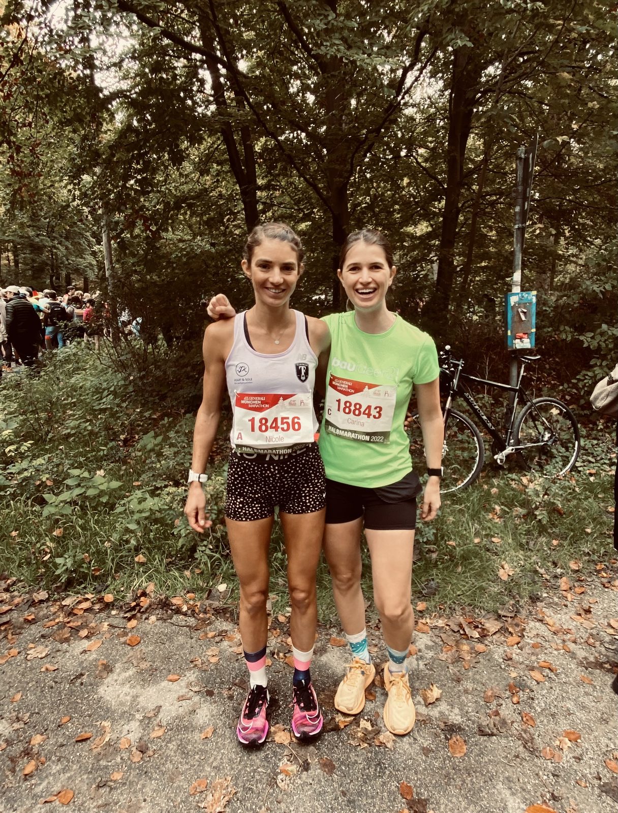 Carina und Nici stehen mit Startnummern nebeneinander vor dem Halbmarathon in München 2022