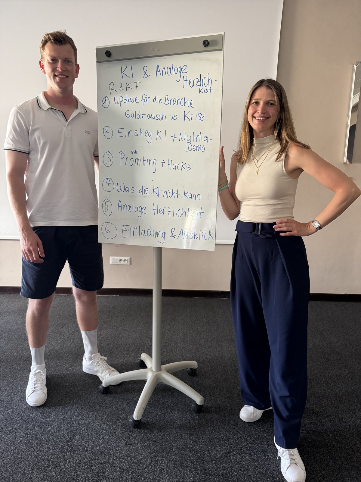 Carina und Luca am Flipchart während eines Workshops