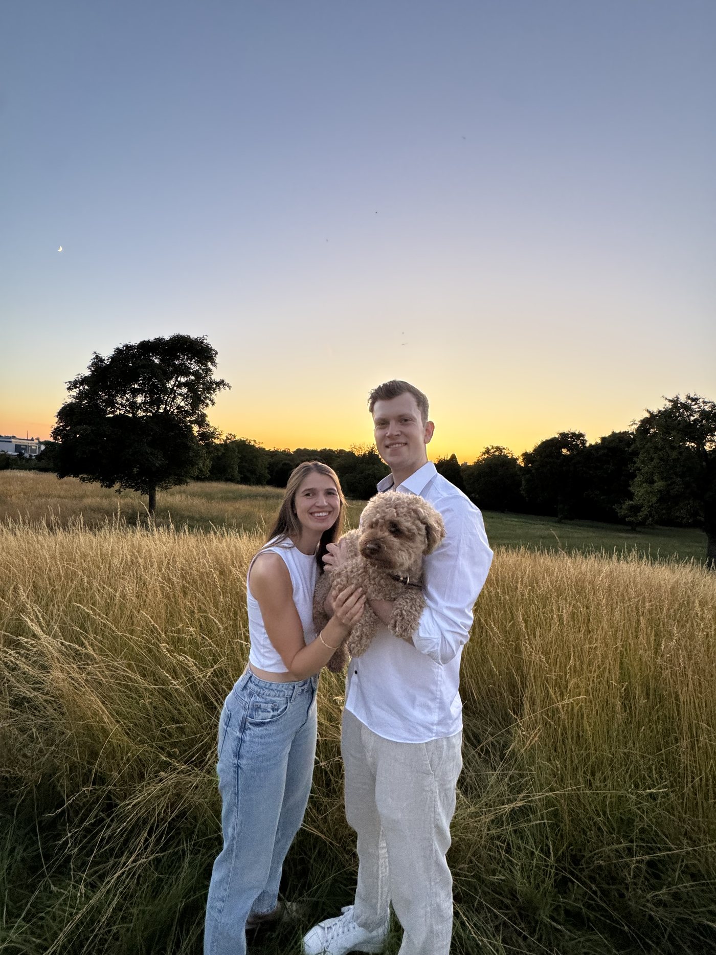 Carina und Luca mit ihrem Hund Carlo in der Natur